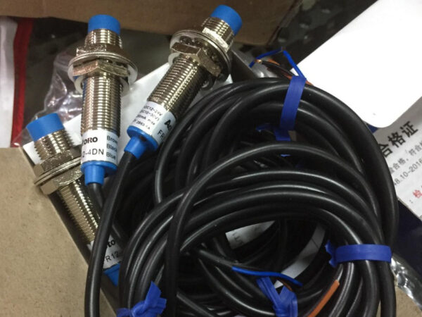 cam-bien-tiem-can-FR12-4DN